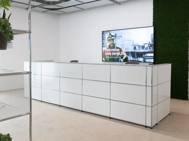 Office-Theke aus weissen USM-Modulen