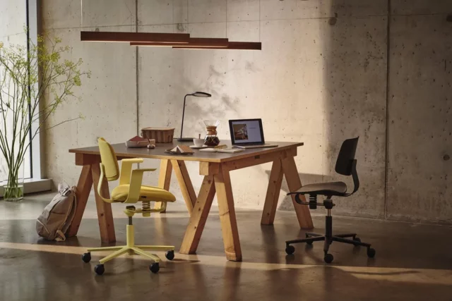 Schreibtisch aus Holz und Wilkhahn Stühle