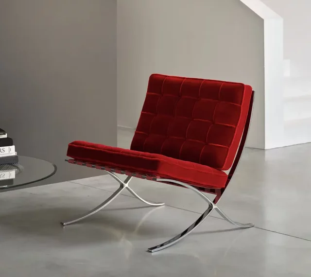 Roter Barcelona Chair von Knoll International in einem grauen Raum.