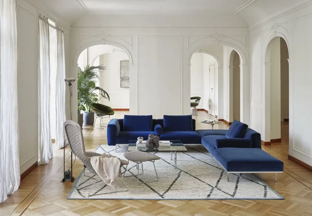 Heller Raum mit einem blauen Sofa und einem Sessel von Knoll International.